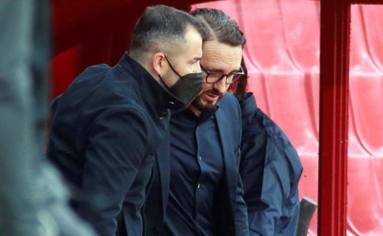 José Bordalás se saluda con Diego Martínez en Los Cármenes. 