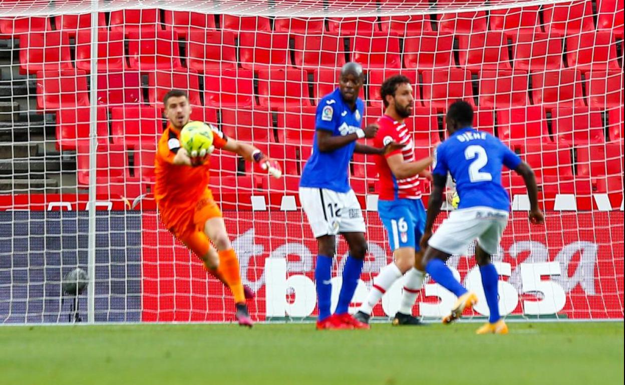 Nyom defiende al rojiblanco Germán en una acción del partido. 