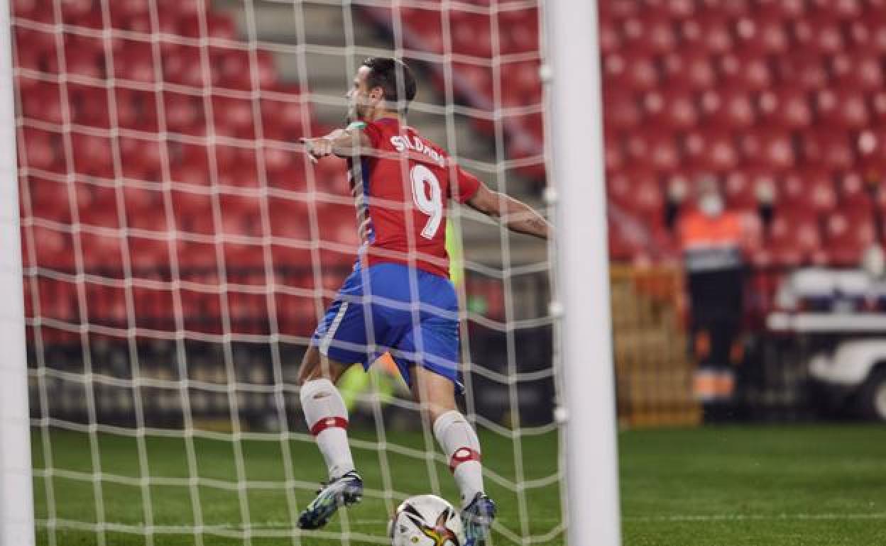Soldado celebra uno de los varios goles que ha marcado en el Nuevo Los Cármenes. 