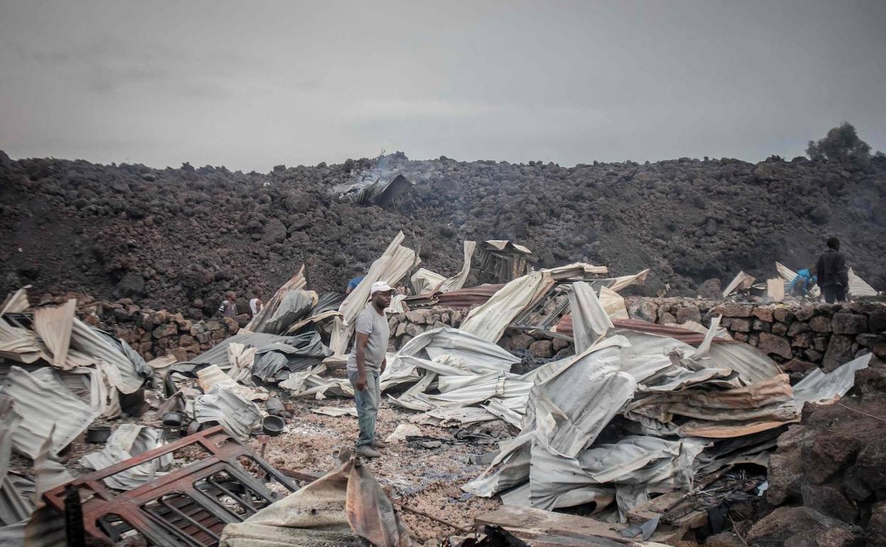 Un hombre observa los restos de su casa asolada por el río de lava y las explosiones de roca y ceniza del volcán.