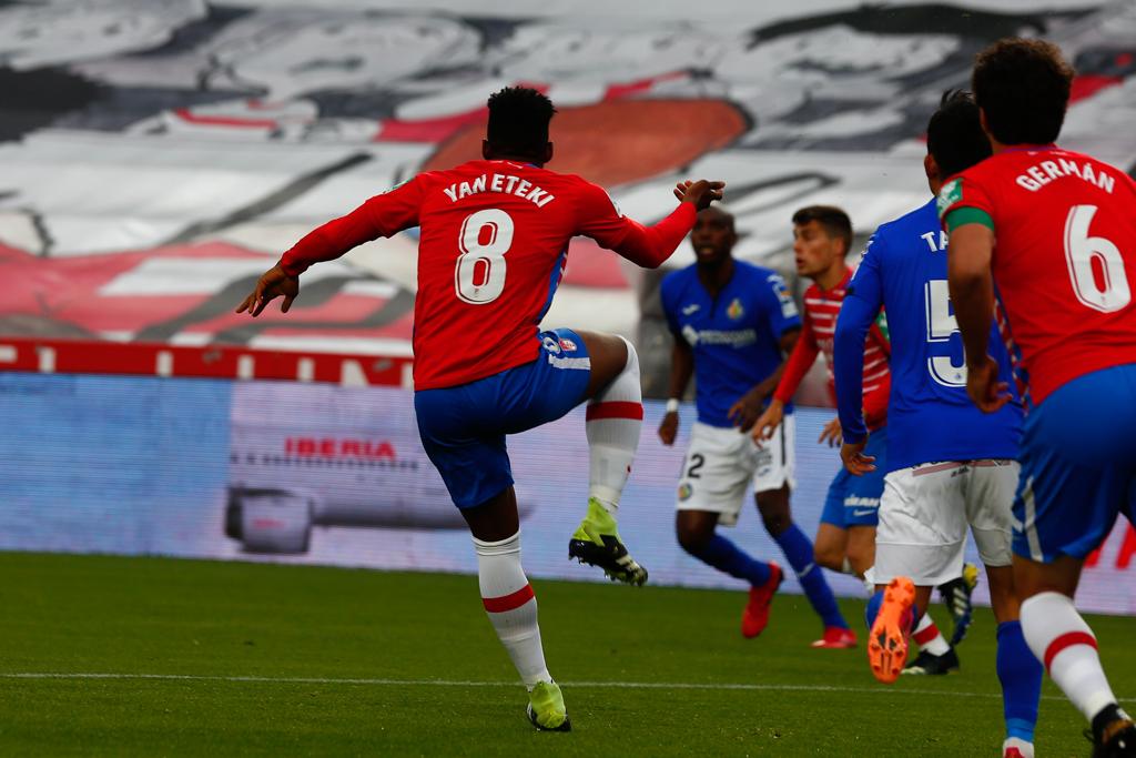 Vallejo y Puertas presionan a un jugador del Getafe.