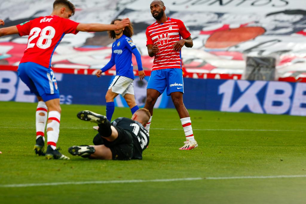 Vallejo y Puertas presionan a un jugador del Getafe.