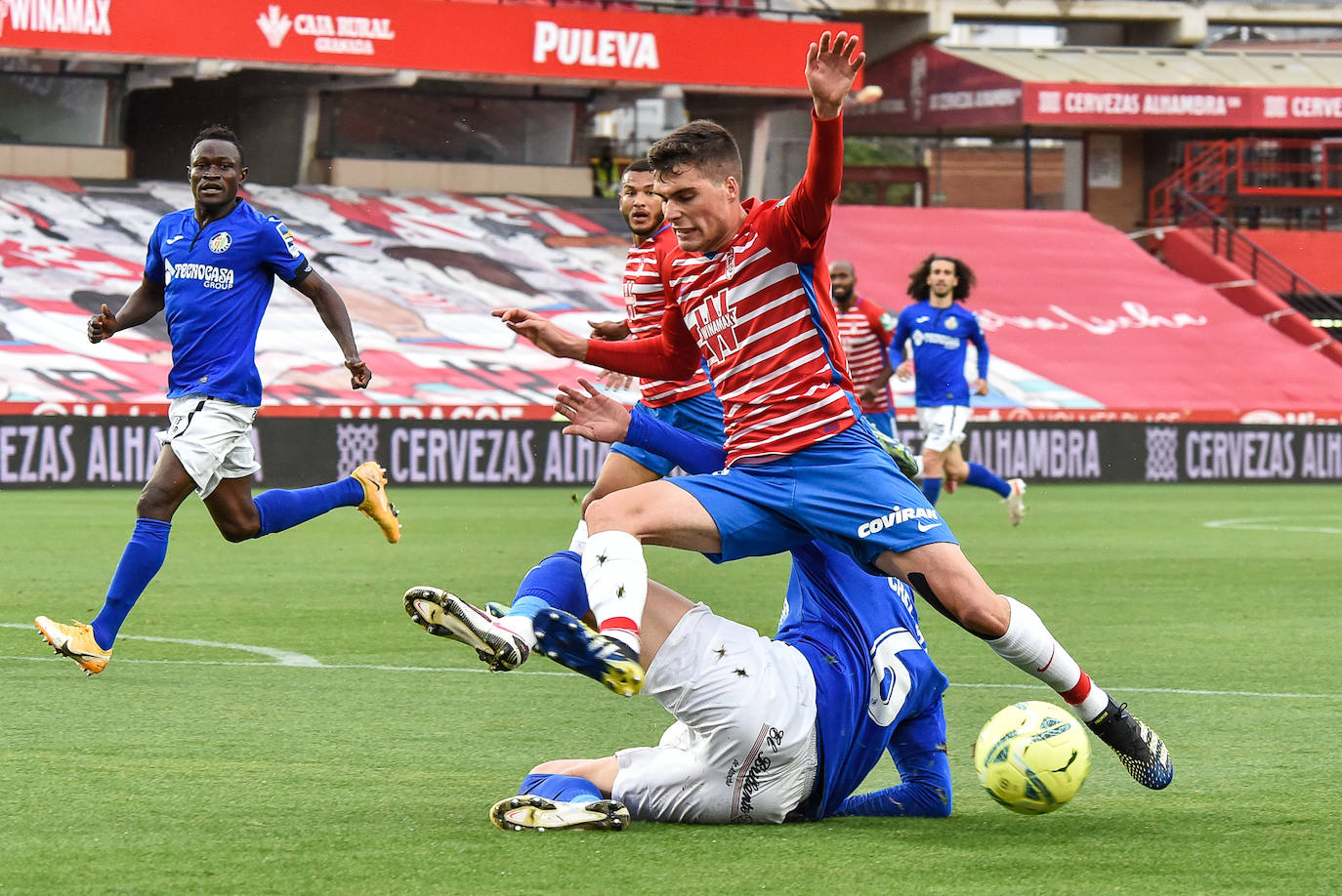 Vallejo y Puertas presionan a un jugador del Getafe.