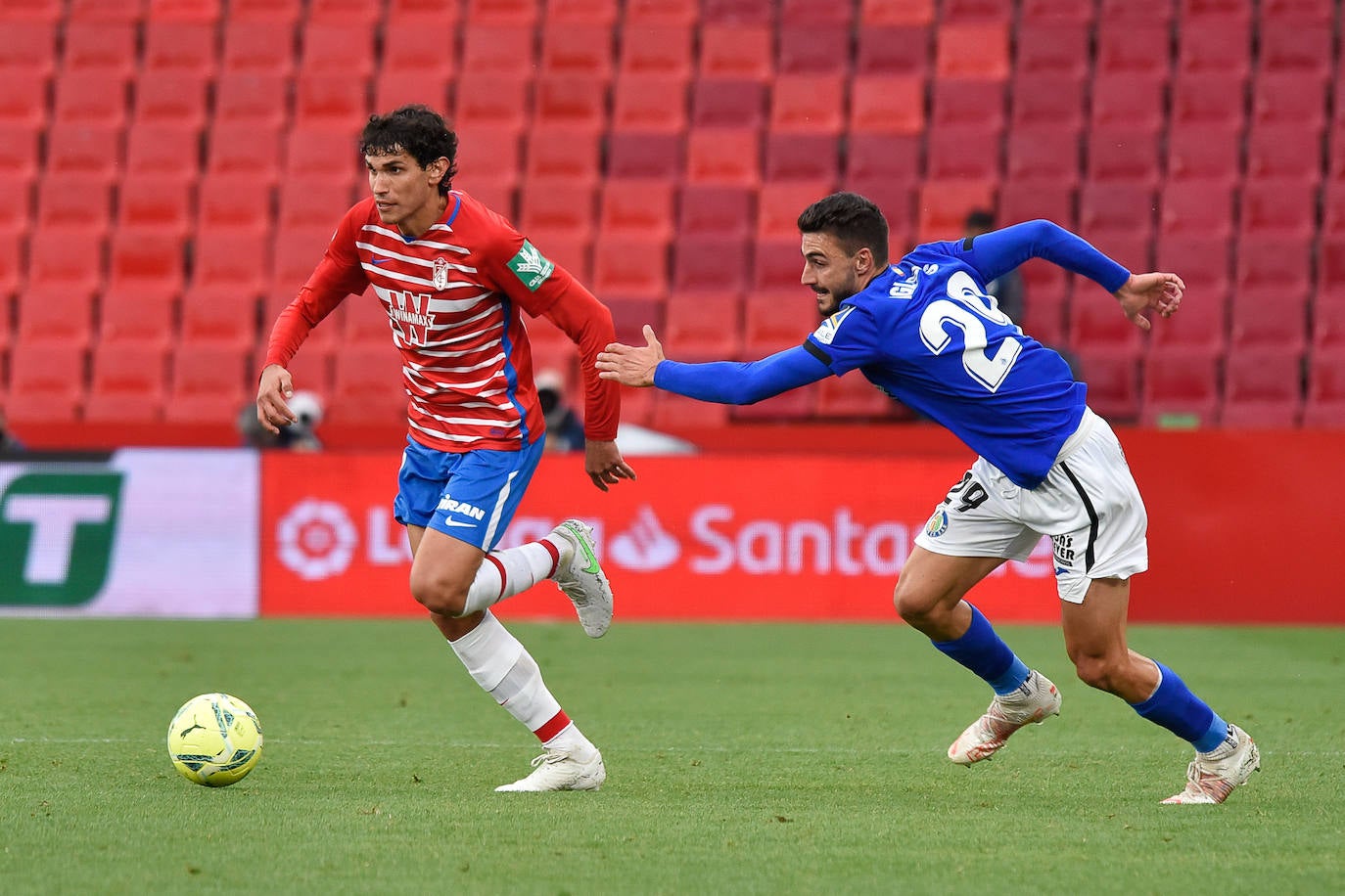 Vallejo y Puertas presionan a un jugador del Getafe.