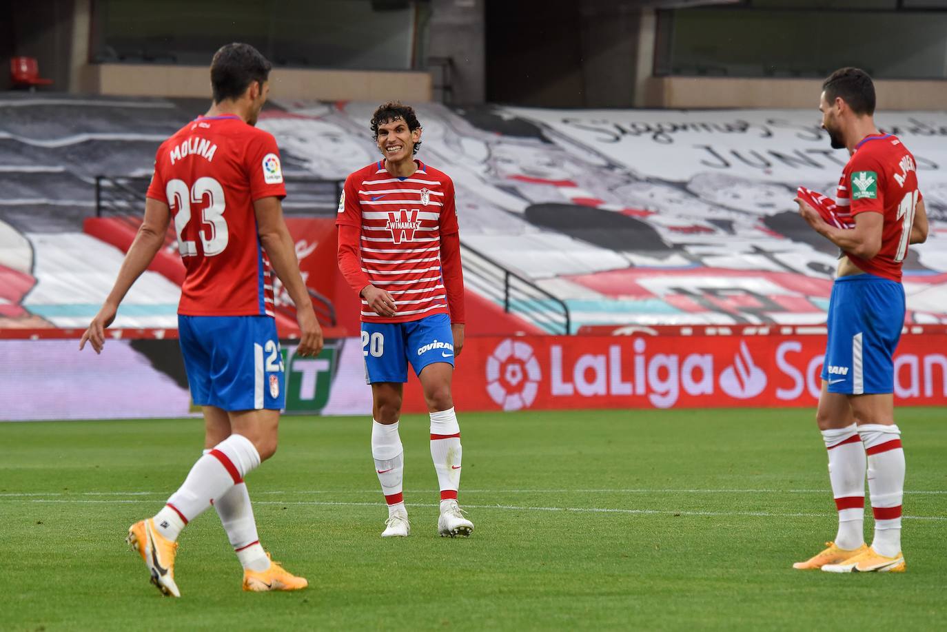 Vallejo y Puertas presionan a un jugador del Getafe.