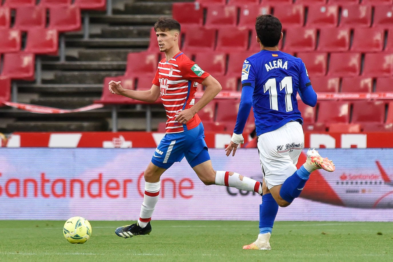 Vallejo y Puertas presionan a un jugador del Getafe.