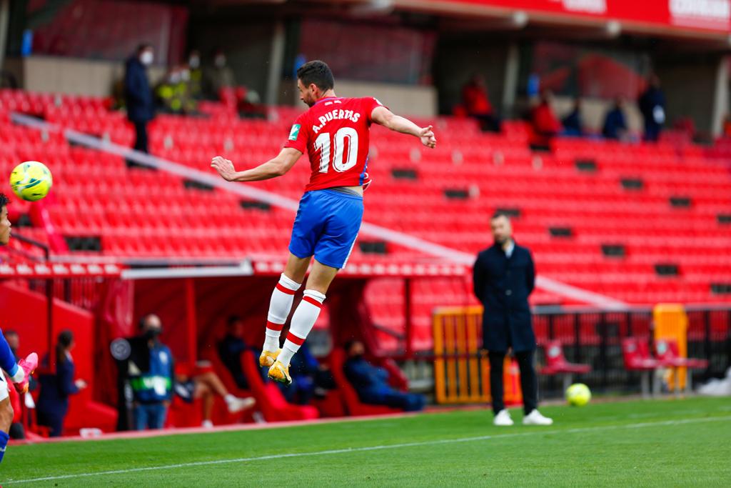 Vallejo y Puertas presionan a un jugador del Getafe.