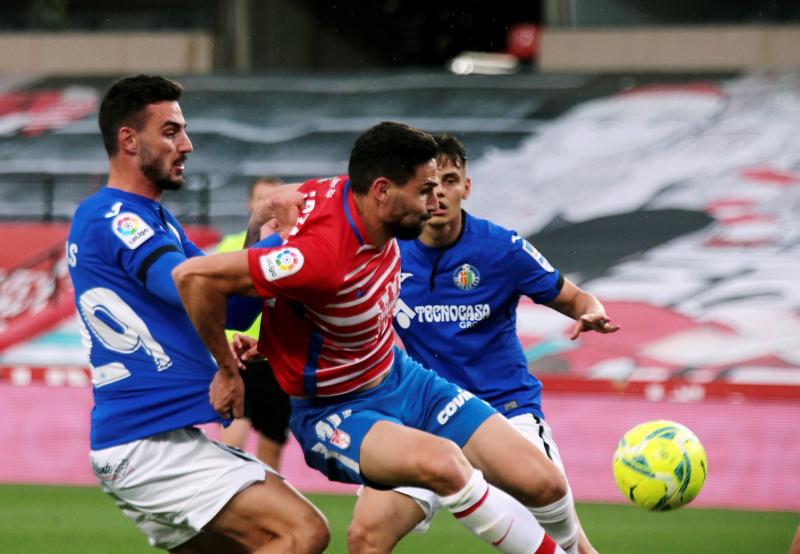 Vallejo y Puertas presionan a un jugador del Getafe.