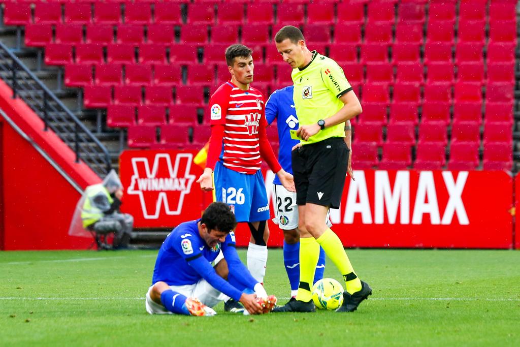 Vallejo y Puertas presionan a un jugador del Getafe.