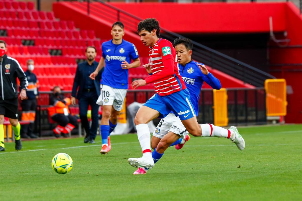 Vallejo y Puertas presionan a un jugador del Getafe.