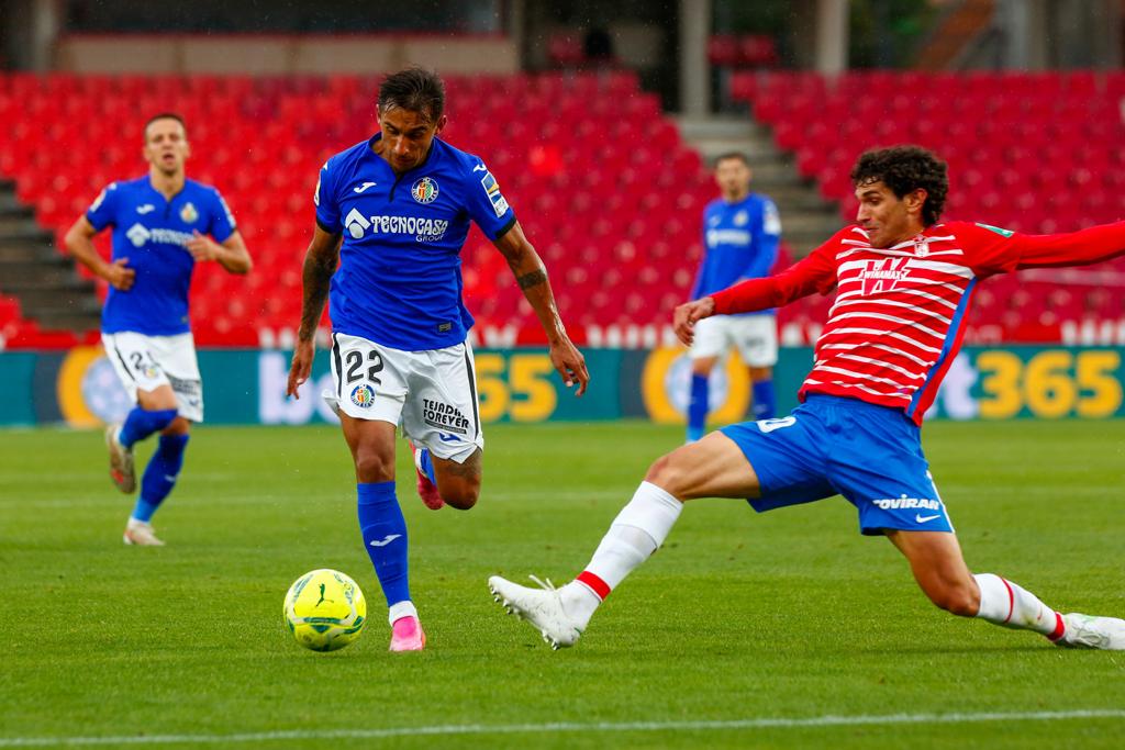 Vallejo y Puertas presionan a un jugador del Getafe.