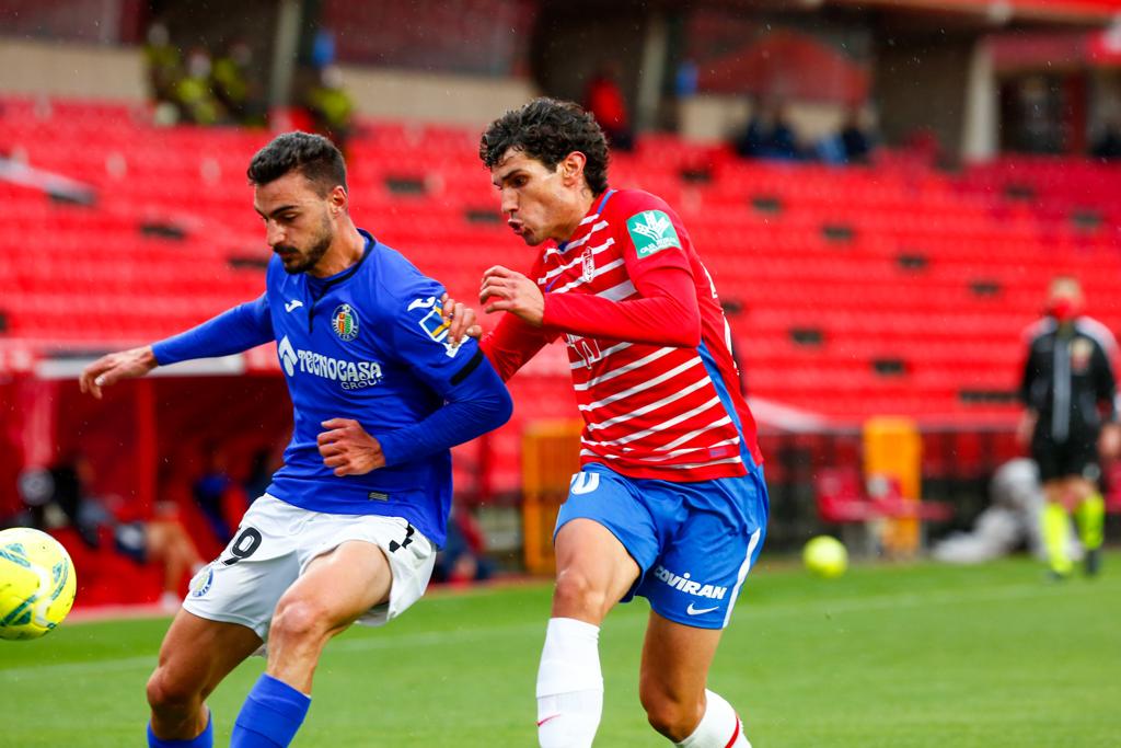 Vallejo y Puertas presionan a un jugador del Getafe.