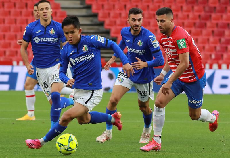 Vallejo y Puertas presionan a un jugador del Getafe.