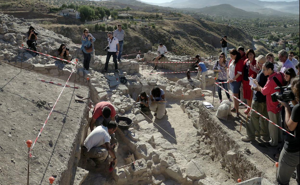 Excavación arqueológica en 2011 del santuario de la Puerta del Sol, en el 'oppidum' de Puente Tablas. 