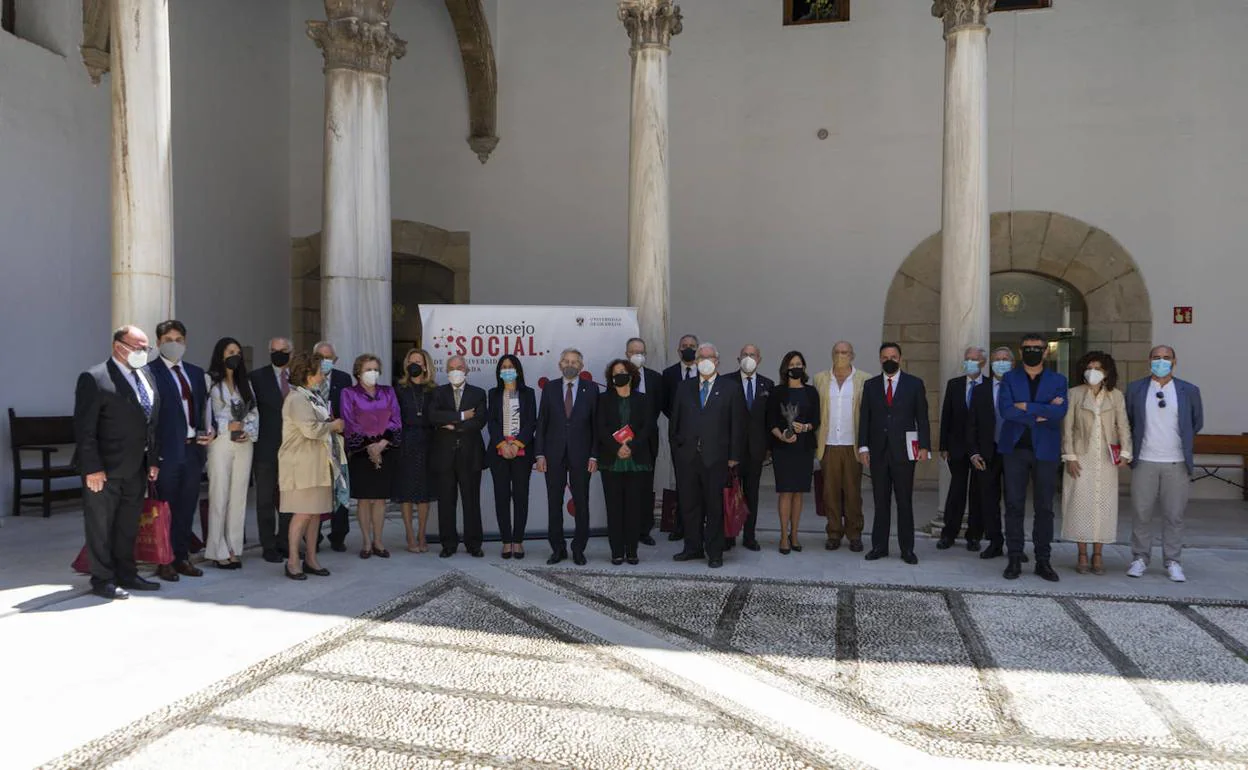 Foto de familia tras la entrega de los premios del Consejo Social de la Universidad de Granada en el Hospital Real.