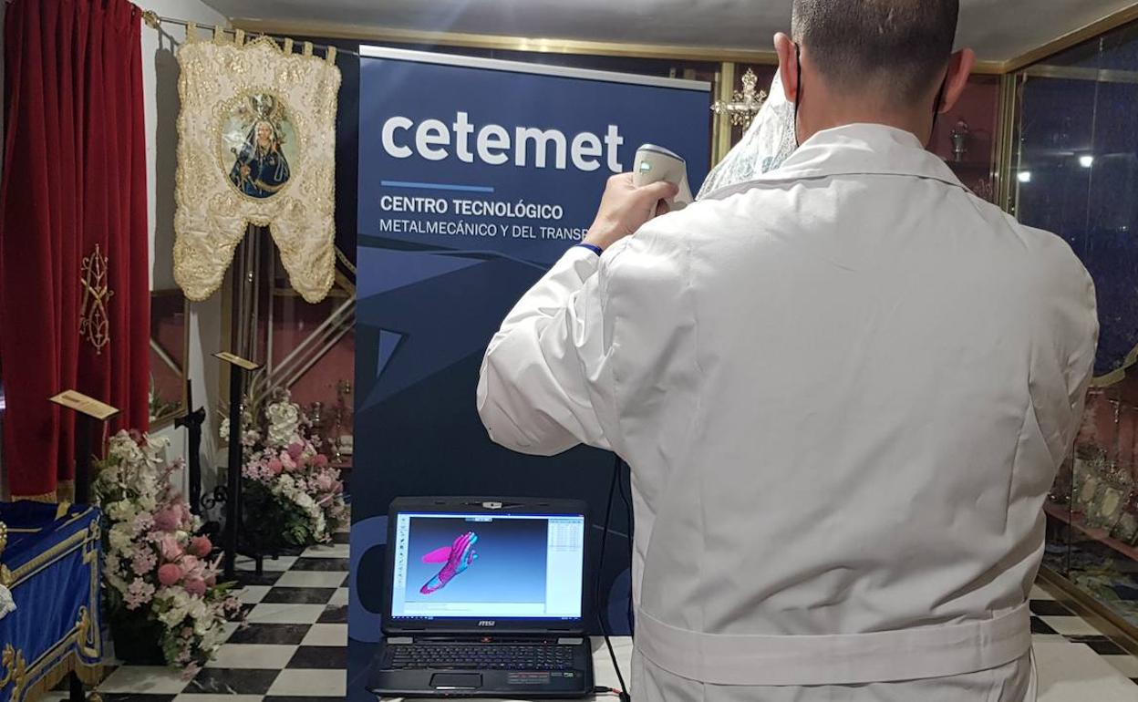 Proceso de digitalización de la Virgen de Linarejos, en la sala de mantos del Santuario. 