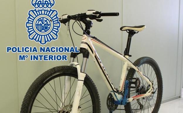 Roba una bici en un garaje de Granada y la pone a la venta en Internet publicando su dirección