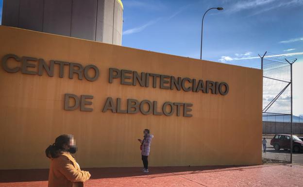 Tres individuos amordazan y maniatan a una anciana para robarle las joyas y el dinero en Armilla