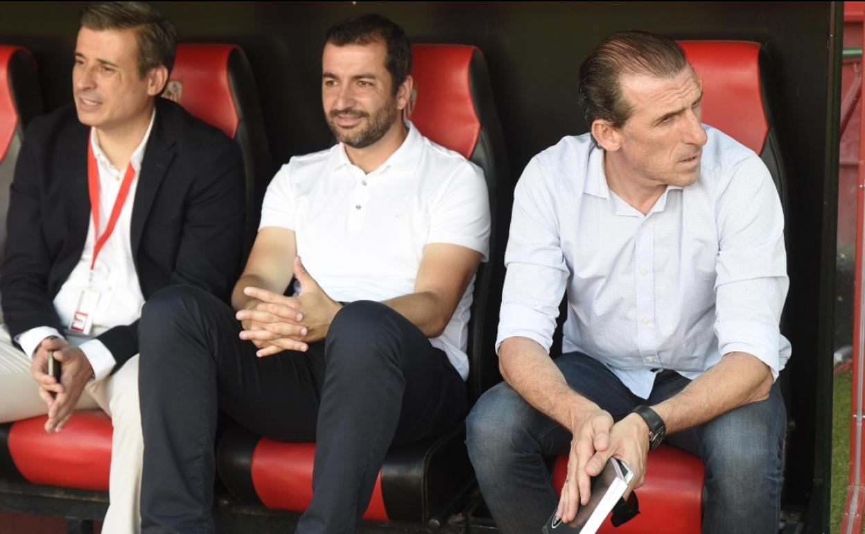 Diego Martínez, sentado junto a Óscar Arias, a su izquierda, durante la etapa de ambos en el Sevilla. 