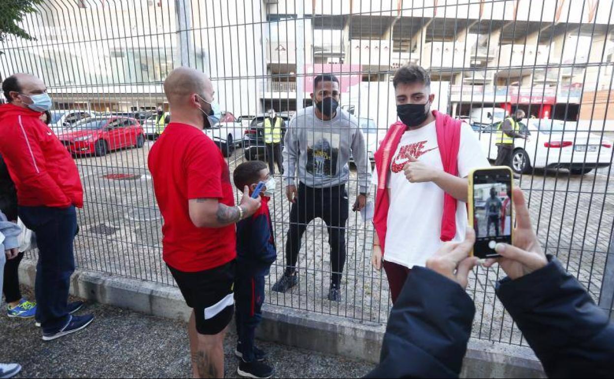 Yangel Herrera posa junto a unos aficionados tras la valla al terminar el partido contra el Getafe en Los Cármenes. 