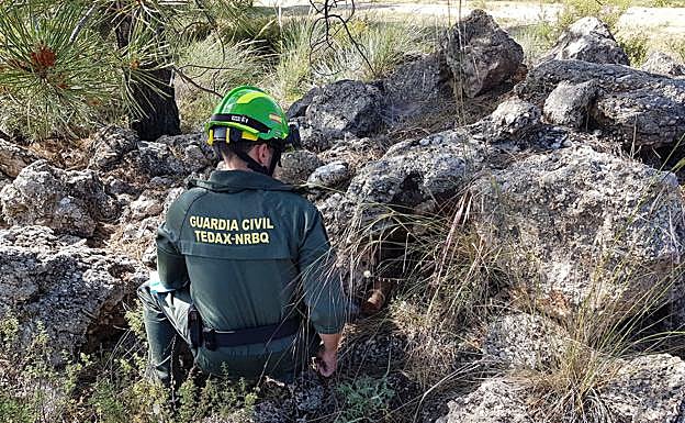 La Guardia Civil destruye un proyectil de la Guerra Civil aparecido en Cumbres Verdes