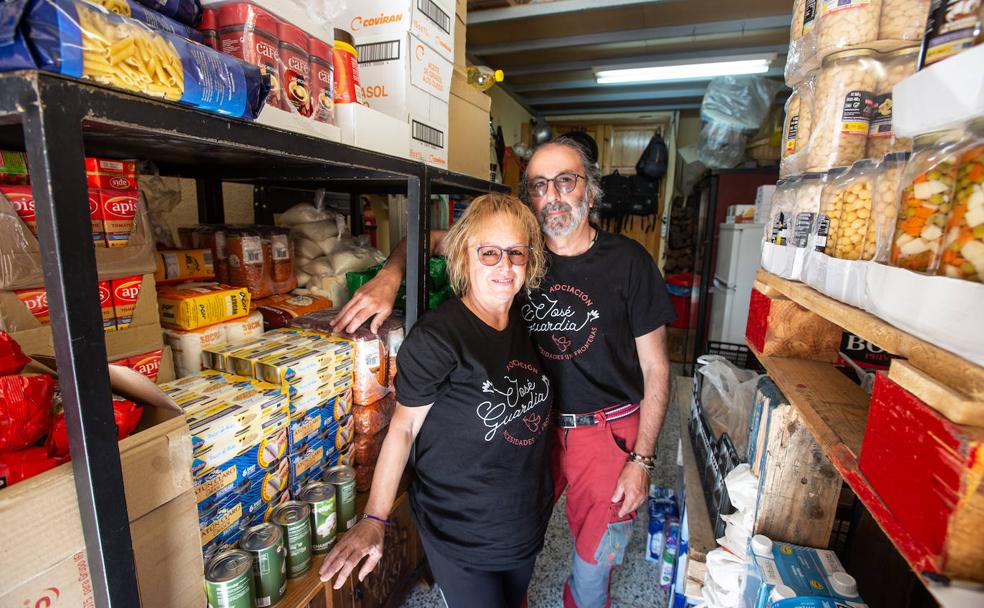 Adelina Martínez y José Guardia dentro del garaje de Albolote que han reconvertido en la ONG'Necesidades sin fronteras'.