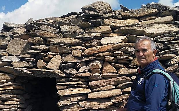 Antonio Castillo posa junto a una de las 'casillas'.