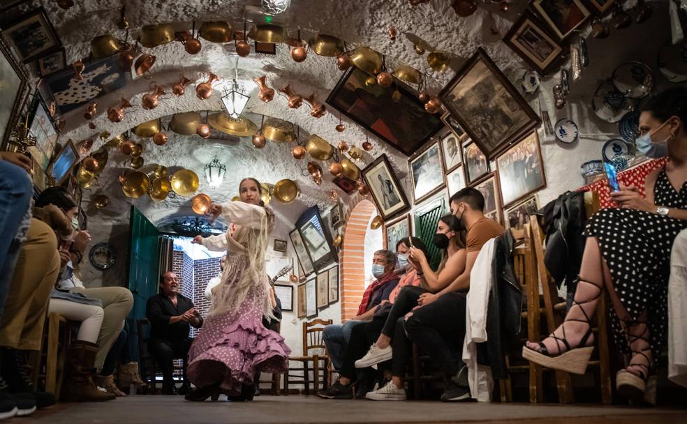 La bailaora Carolina Morales ejecuta unos fandangos de Granada en la cueva de María la Canastera. 