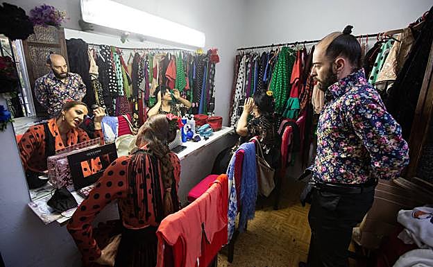 Imagen principal - Momentos previos a la actuación en la Venta del Gallo. 