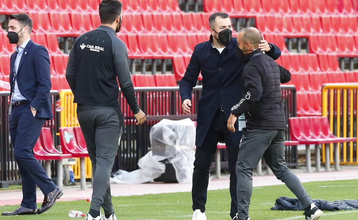 Diego Martínez, técnico del Granada, abraza a uno de sus ayudantes, Jesús Roche. 