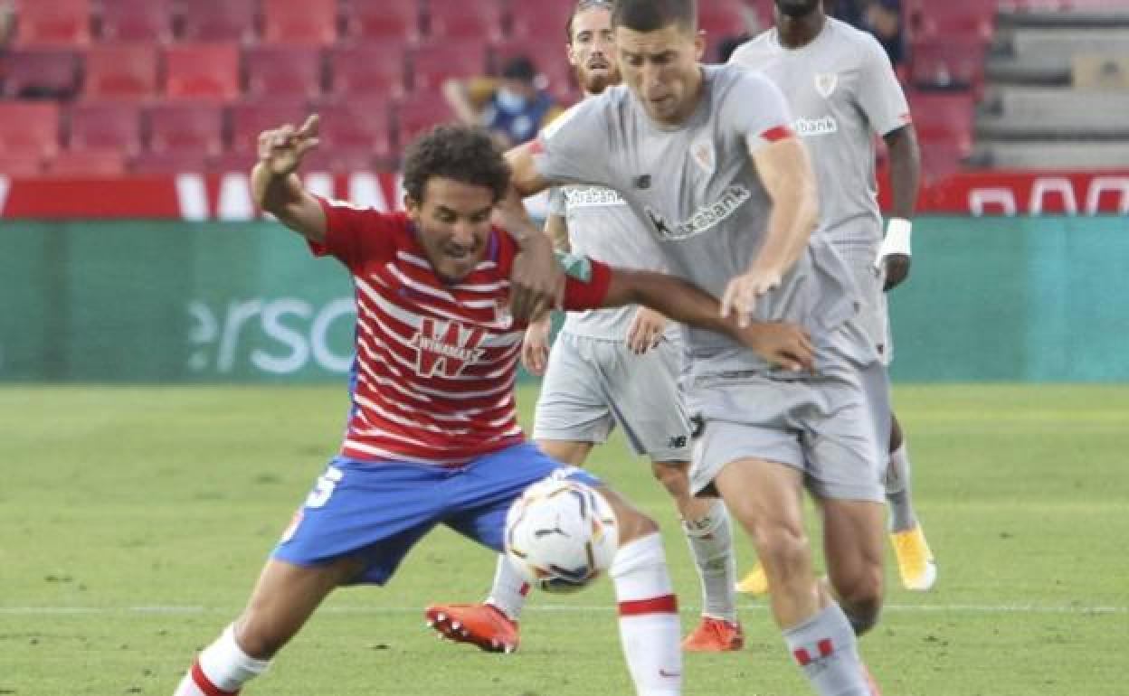 Luis Milla protege un balón ante De Marcos en el partido con el que debutó con el equipo rojiblanco. 