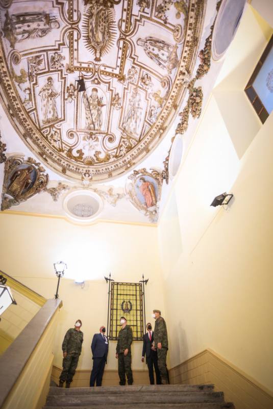 El monarca observa la cúpula restaurada como colofón de la visita. 