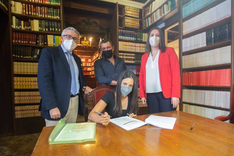 Emilio García Alemany, Luis Rojas Martínez del Mármol y Helga Téllez García, notarios en ejercicio y profesores en la academia gratuita junto a la opositora Ana Fernández (sentada) en la escuela de notarios del Colegio de Granada. 