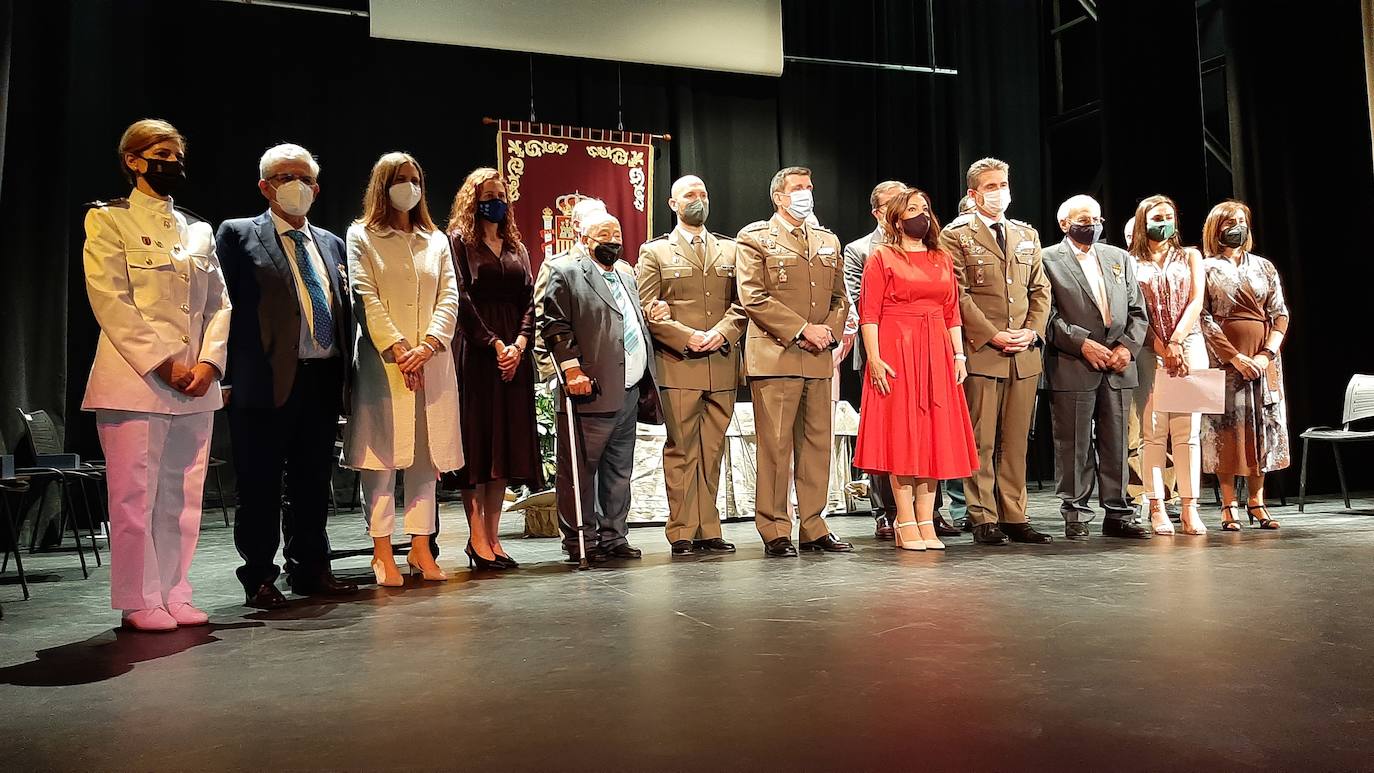 Foto de familia de todas las personas que recibieron o recogieron algún reconocimiento.