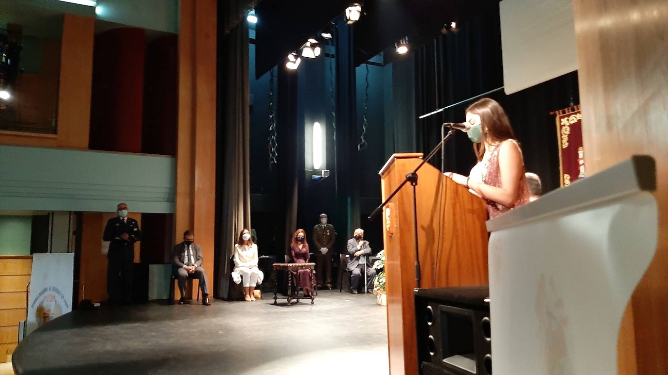 Foto de familia de todas las personas que recibieron o recogieron algún reconocimiento.
