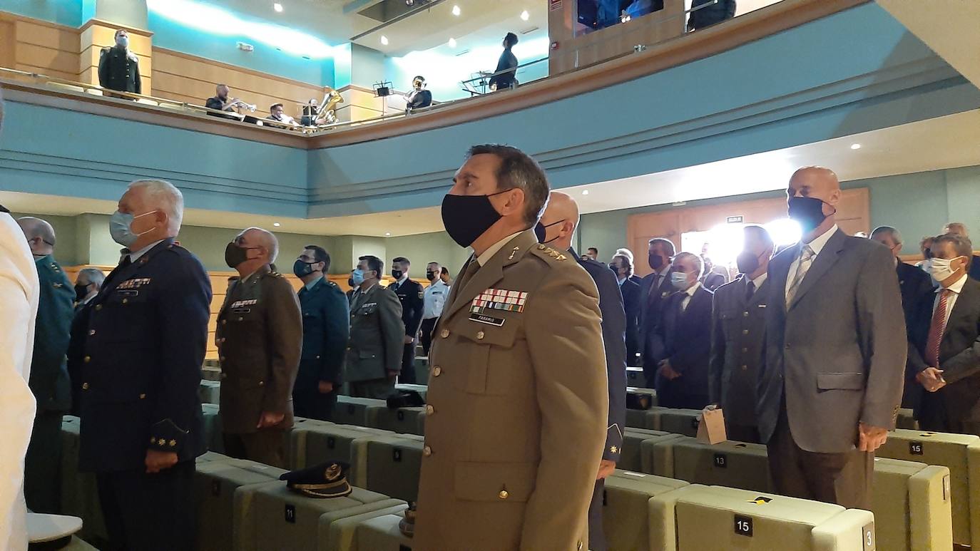 Foto de familia de todas las personas que recibieron o recogieron algún reconocimiento.