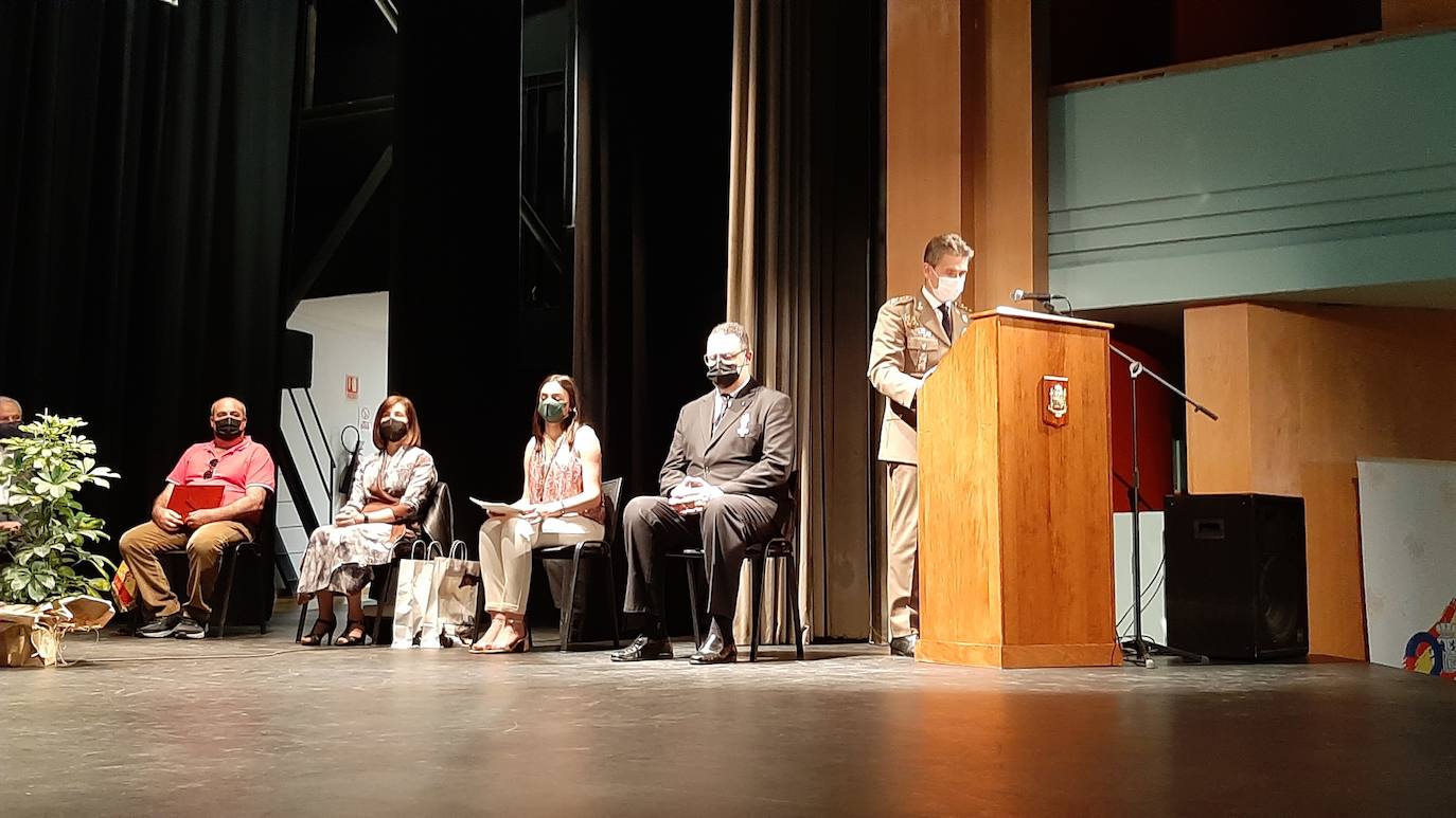 Foto de familia de todas las personas que recibieron o recogieron algún reconocimiento.
