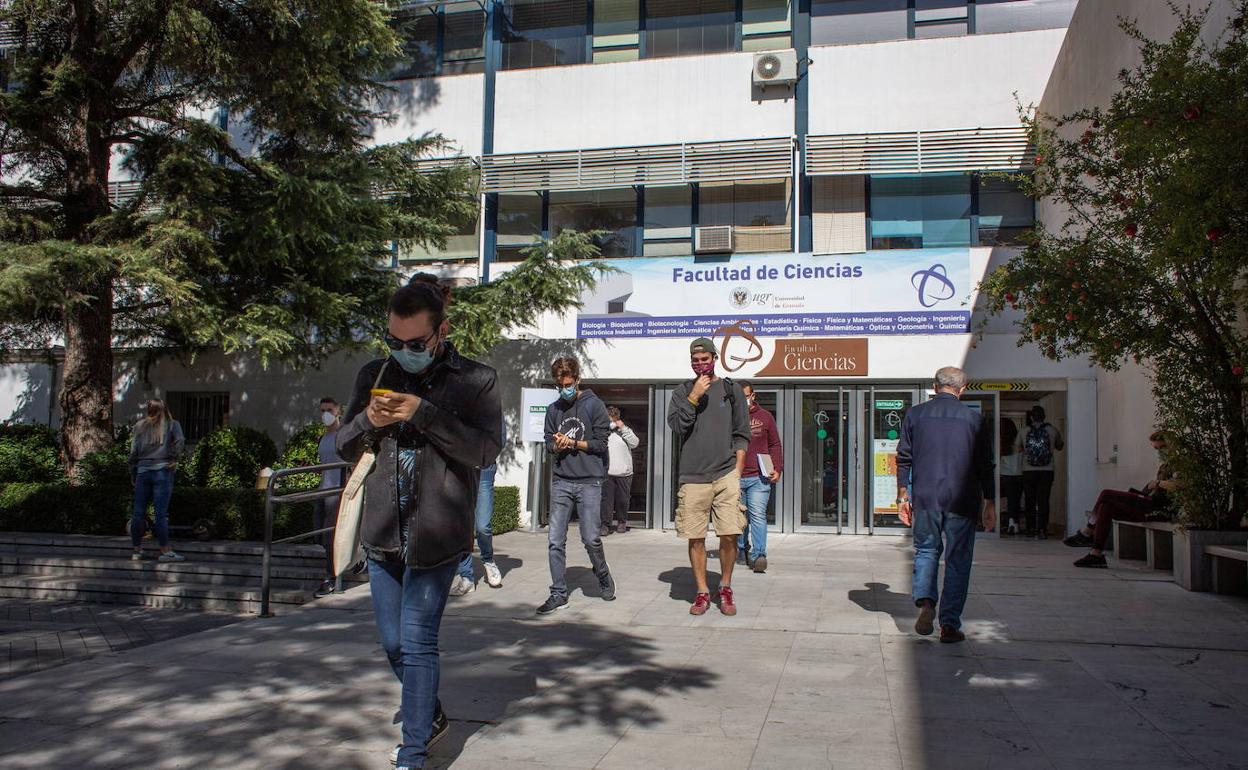 Estudiantes en la Facultad de Ciencias.