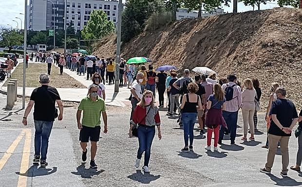 Colas de hasta 40 minutos al sol en el nuevo vacunódromo de Granada