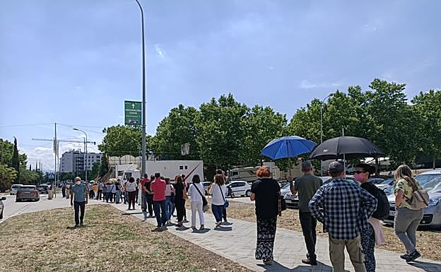 Imagen principal - Colas de hasta 40 minutos al sol en el nuevo vacunódromo de Granada