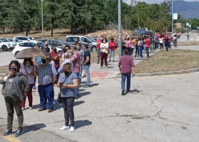 Imagen secundaria 1 - Colas de hasta 40 minutos al sol en el nuevo vacunódromo de Granada