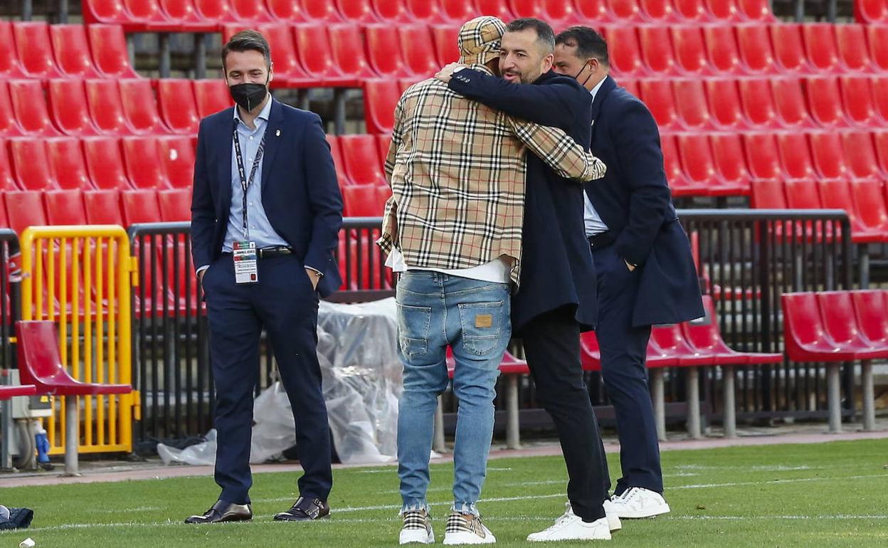 Diego Martínez se despide de Kenedy tras el partido con el Getafe. 