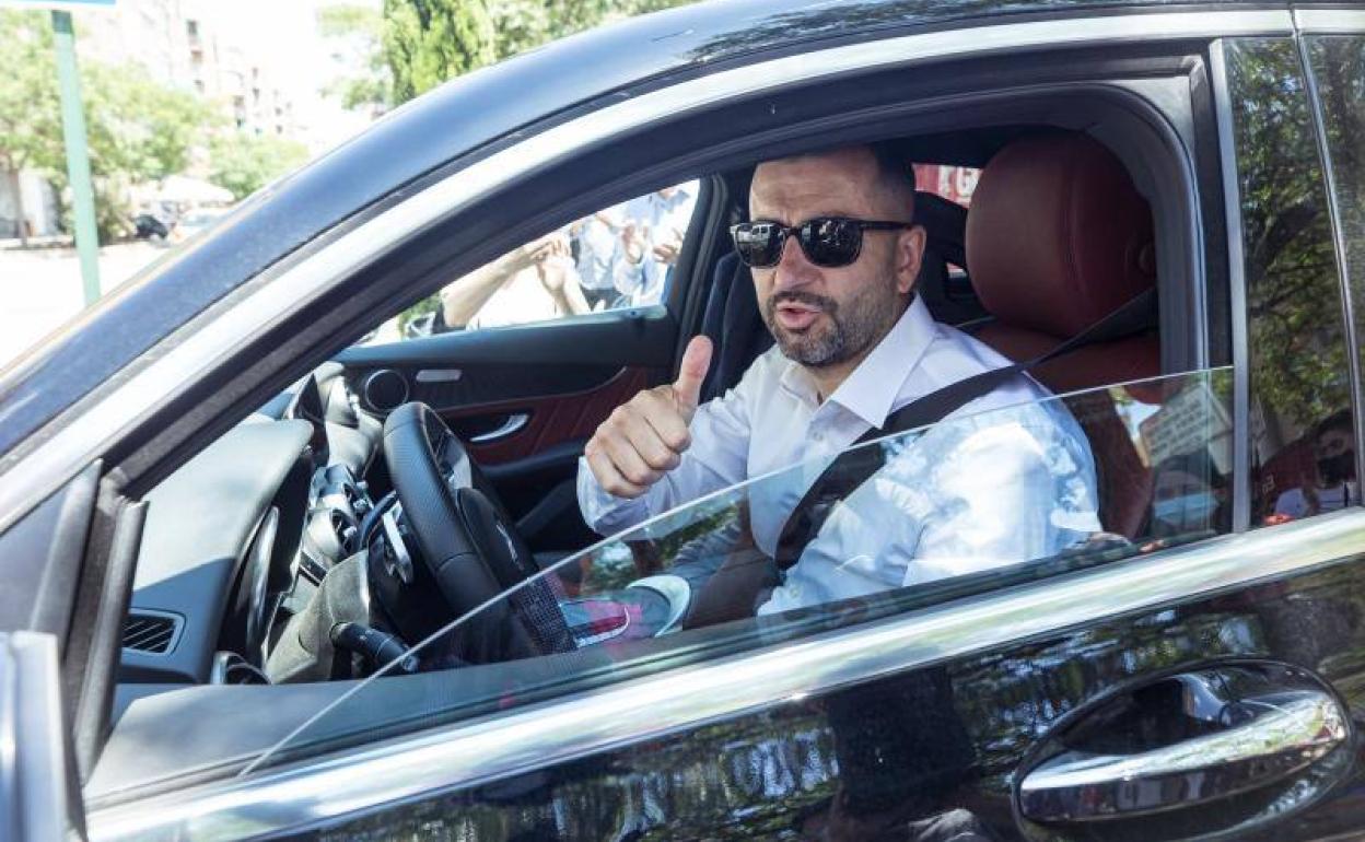 Diego Martínez deja Los Cármenes este viernes a mediodía en su coche. 