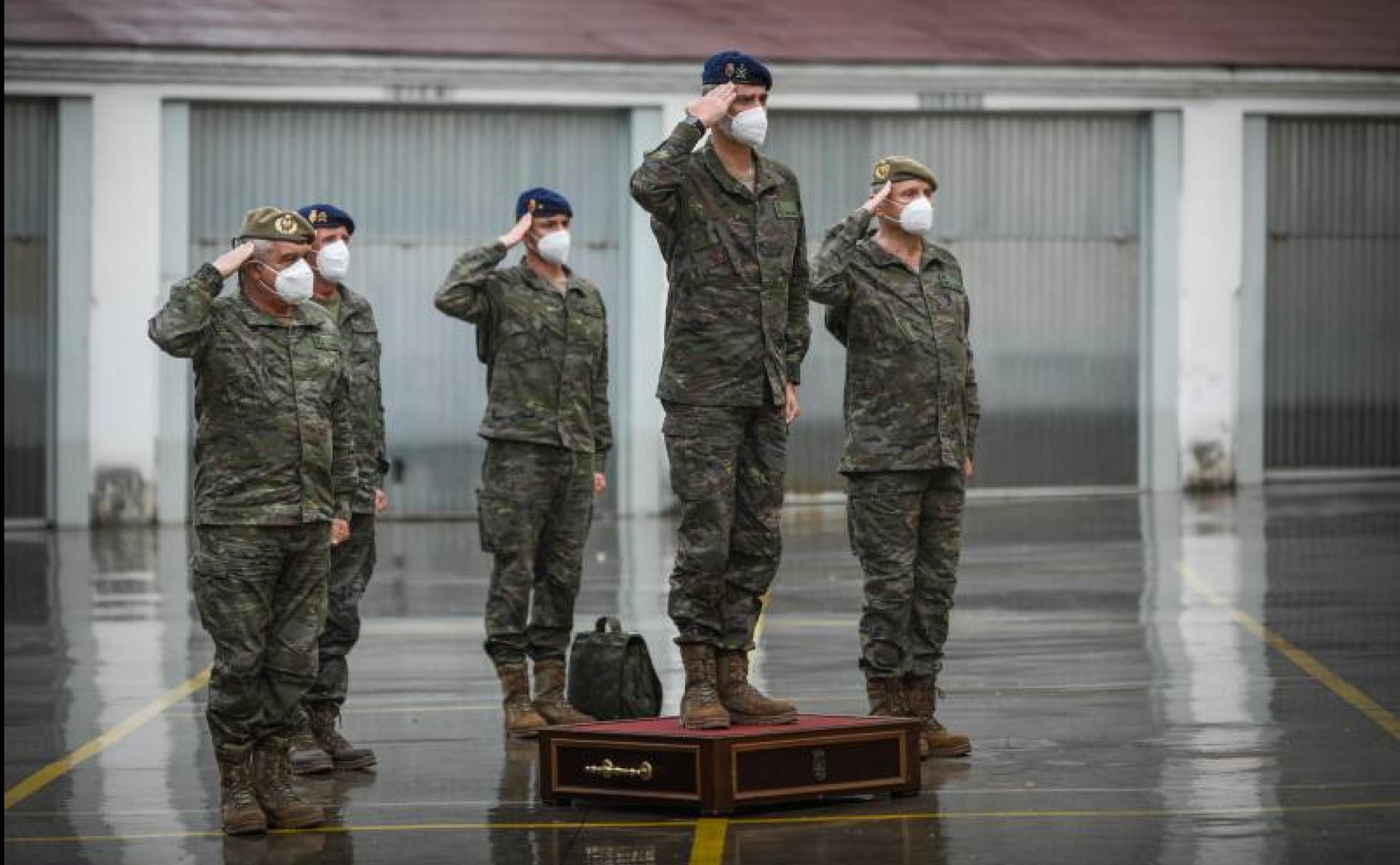 El rey don Felipe VI es recibido por un piquete de honores y realiza los saludos militares en el acuartelamiento de la Merced de la capital granadina. 