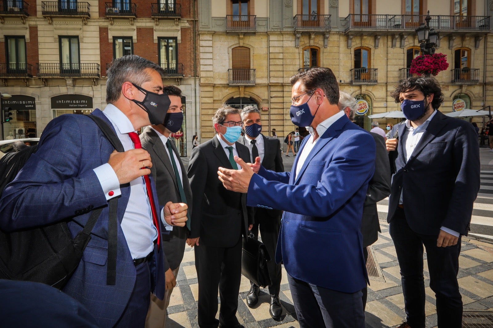 La reunión, que se ha producido en un hotel del Centro, ha arrancado con 17 minutos de retraso debido al atraso del cierre del pleno municipal, que ha finalizado sólo unos momentos antes