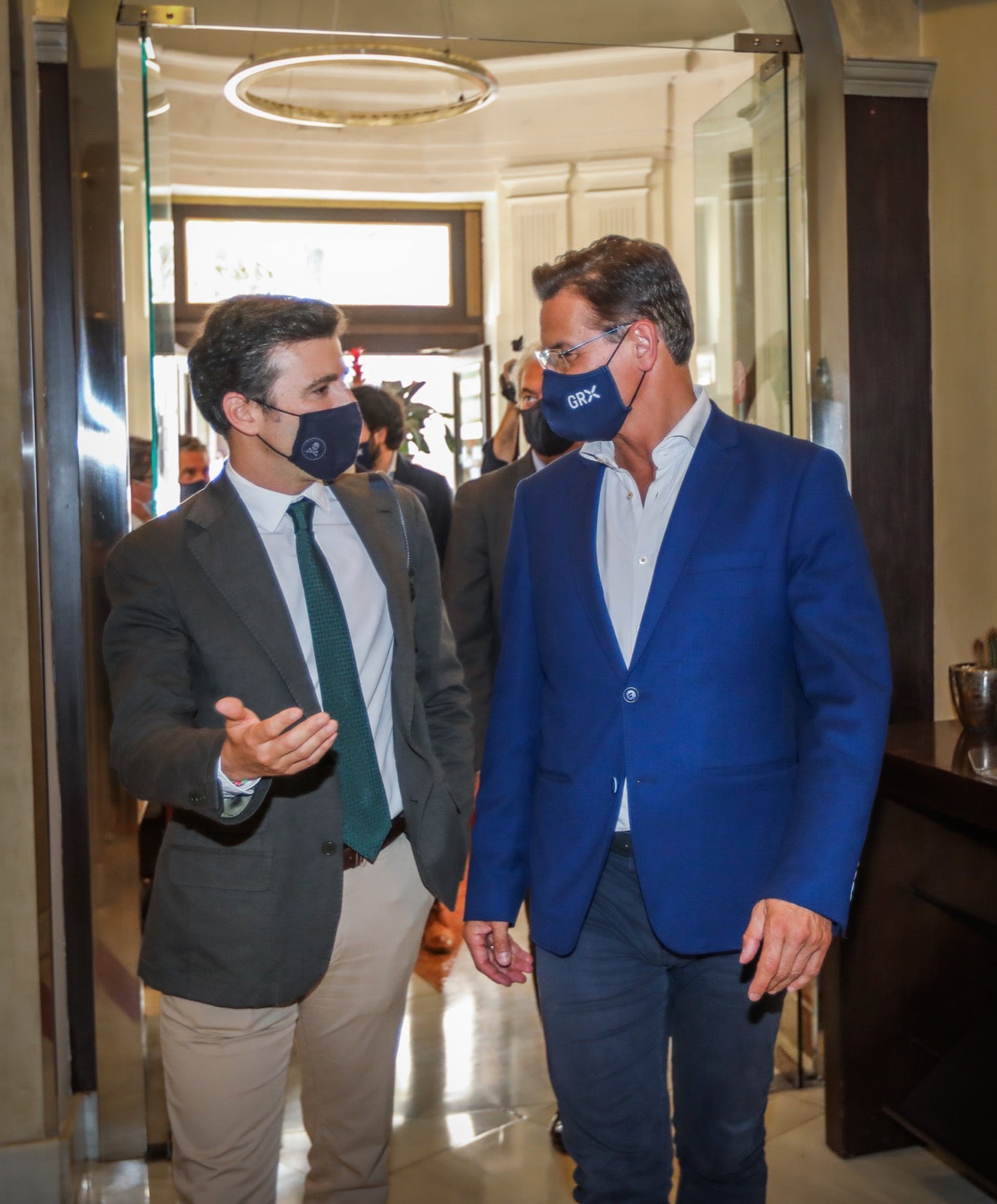 La reunión, que se ha producido en un hotel del Centro, ha arrancado con 17 minutos de retraso debido al atraso del cierre del pleno municipal, que ha finalizado sólo unos momentos antes