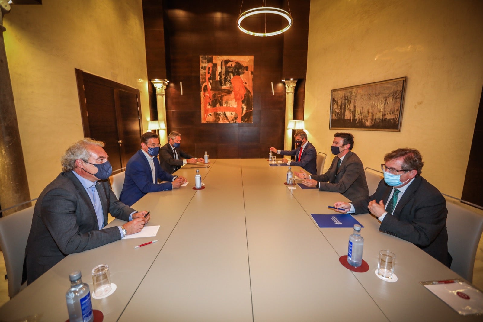 La reunión, que se ha producido en un hotel del Centro, ha arrancado con 17 minutos de retraso debido al atraso del cierre del pleno municipal, que ha finalizado sólo unos momentos antes