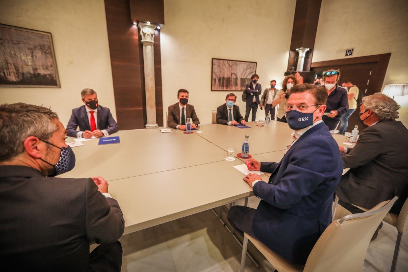 La reunión, que se ha producido en un hotel del Centro, ha arrancado con 17 minutos de retraso debido al atraso del cierre del pleno municipal, que ha finalizado sólo unos momentos antes