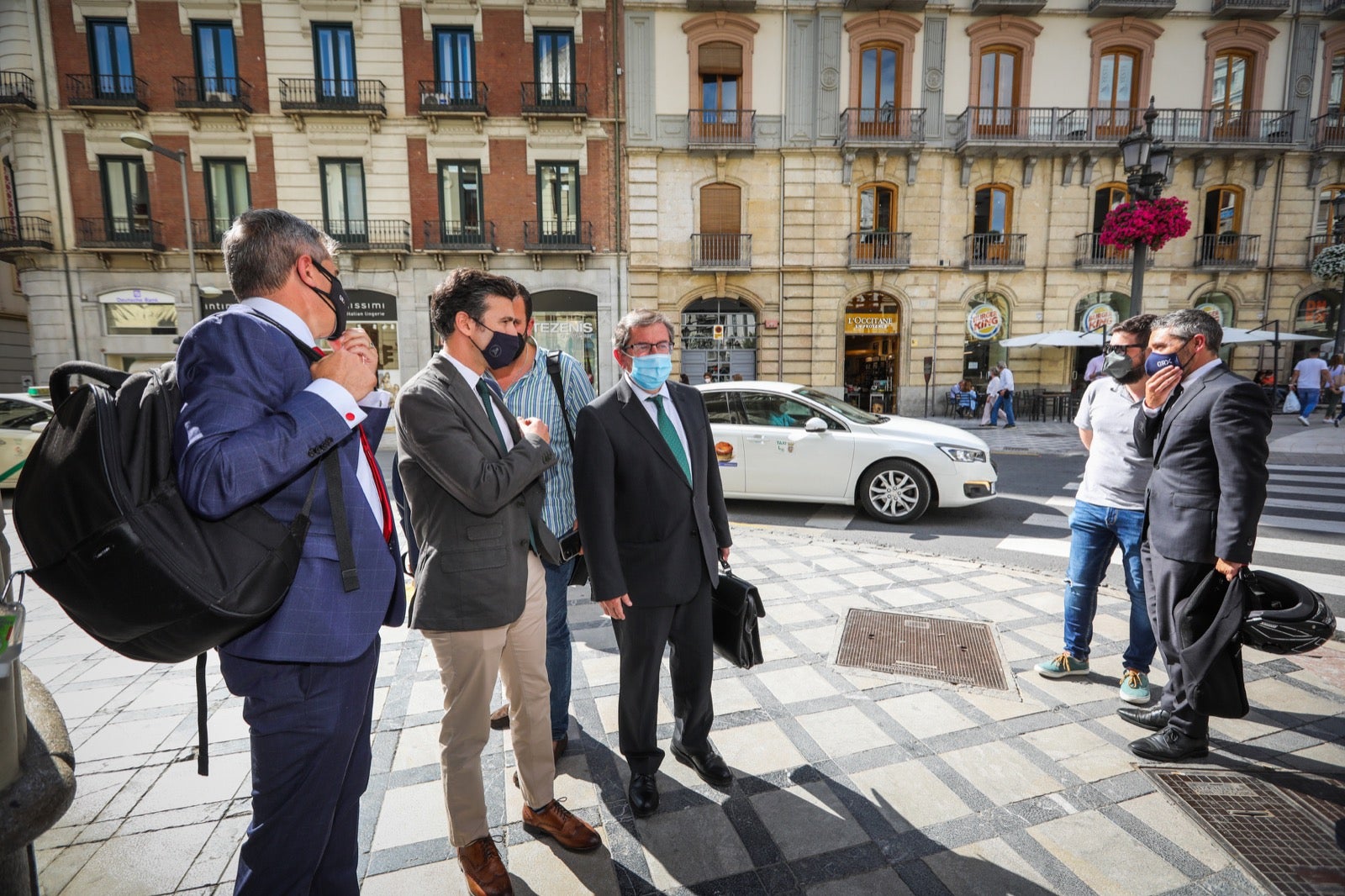 La reunión, que se ha producido en un hotel del Centro, ha arrancado con 17 minutos de retraso debido al atraso del cierre del pleno municipal, que ha finalizado sólo unos momentos antes
