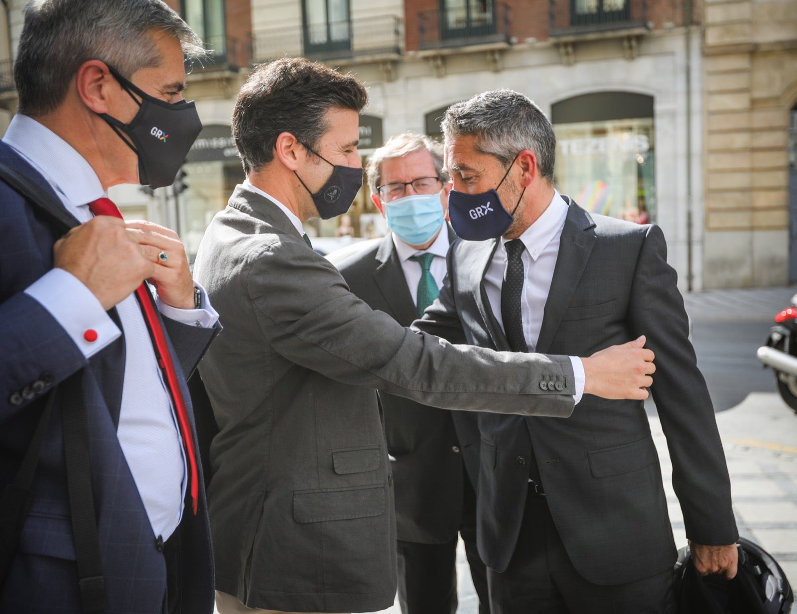 La reunión, que se ha producido en un hotel del Centro, ha arrancado con 17 minutos de retraso debido al atraso del cierre del pleno municipal, que ha finalizado sólo unos momentos antes